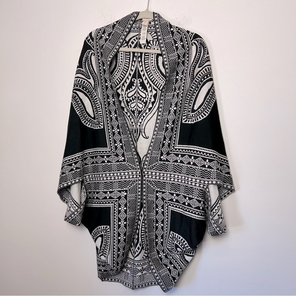 Chico's Jacquard Cocoon Chic Black & White Large Print Shawl Cardigan Jacket S/M - Picture 4 of 11